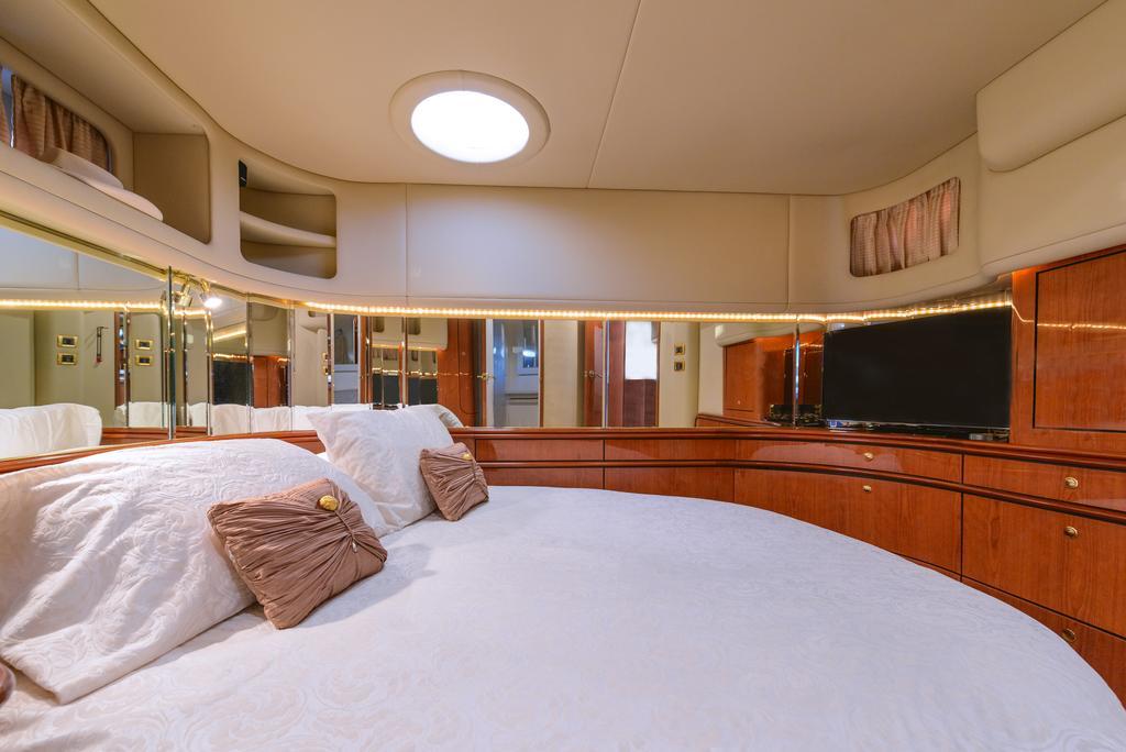 Luxury Yacht Hotel Gibraltar Ngoại thất bức ảnh